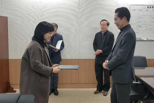 SK텔레콤은 방송통신위원회의 2017년 전기통신사업자 이용자 보호업무 최우수 사업자에 선정돼 방통위원장 표창을 받았다. 지난해 12월 29일 과천 방송통신위원회에서 조경식 방통위 사무처장(오른쪽)이허선영 SK텔레콤 고객가치혁신실장에게 표창을 수여하고 있다. <SK텔레콤 제공>